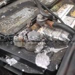 سبب خروج سائل من البطارية الجافة